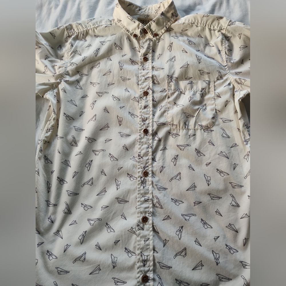 TRUE CRAFT Men's Button Up Shirt. Size Medium. Short Sleeves.